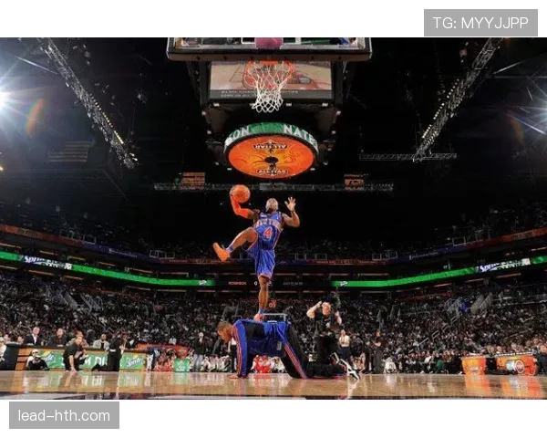 艾弗森惊艳亮相扣篮大赛，创意动作引发全场轰动