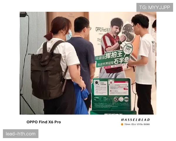 石宇奇戴着亮眼大表排队买路边摊，反差笑死我了